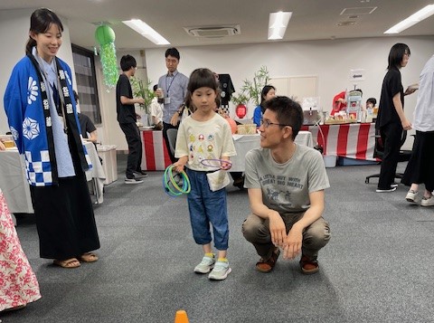 輪投げを楽しむ子どもたち